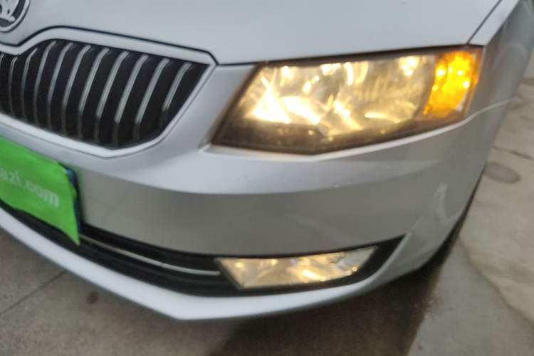 Used Skoda Octavia 2016 1.6L Automatic Smart Drive Edition Left Front Headlight