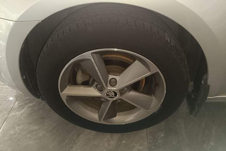 Used Skoda Octavia 2016 TSI280 DSG Smart Drive Edition Left Front Wheel Hub