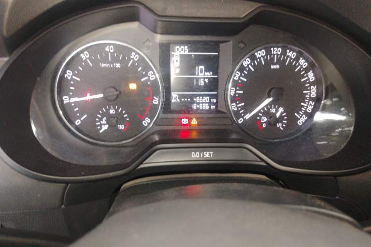 Used Skoda Octavia 2016 1.6L Manual Front-Wheel-Drive Version Odometer Close Up