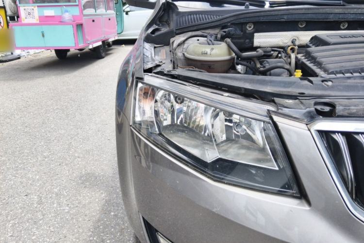 Used Skoda Octavia 2016 1.6L Manual Smart Drive Version Right Front Headlight