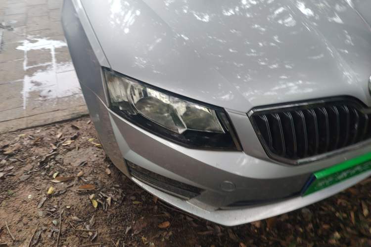 Used Skoda Octavia 2016 1.6L Manual Front-Wheel-Drive Version Right Front Headlight