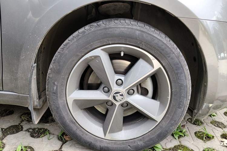 Used Skoda Octavia 2016 1.6L Automatic Smart Drive Edition Right Front Wheel Hub