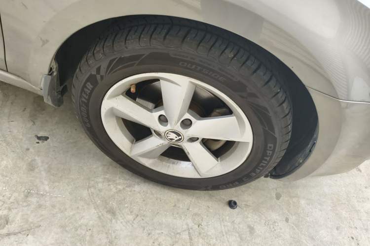 Used Skoda Octavia 2016 1.6L Automatic Smart Drive Edition Right Front Wheel Hub