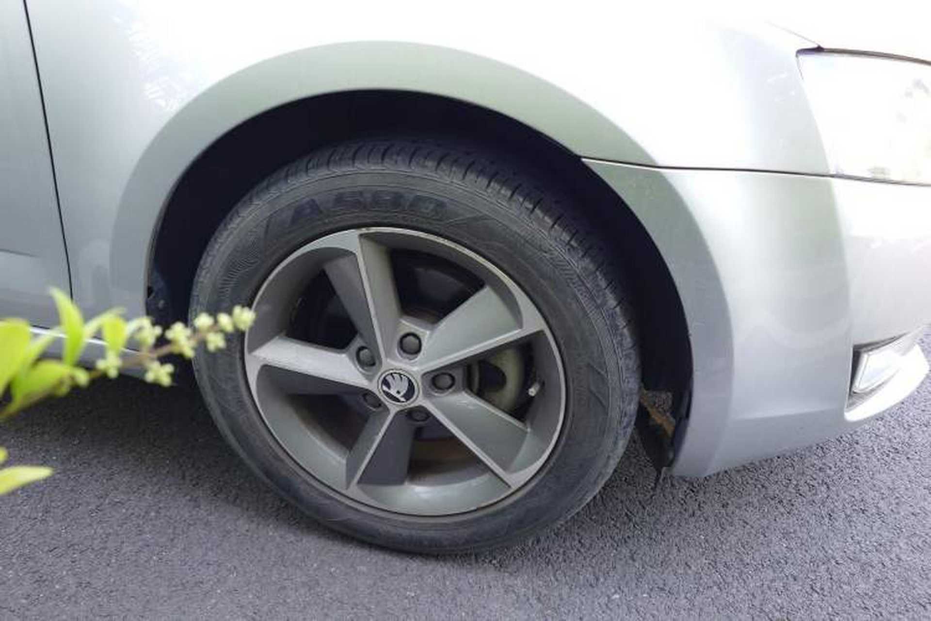 Used Skoda Octavia 2016 1.6L Automatic Smart Drive Edition Right Front Wheel Hub