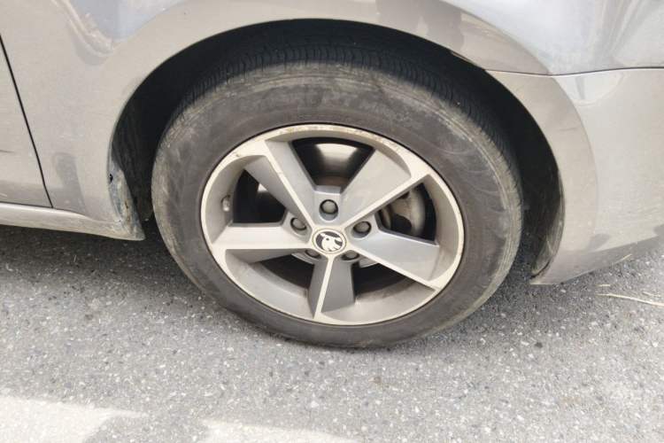 Used Skoda Octavia 2016 1.6L Manual Smart Drive Version Right Front Wheel Hub