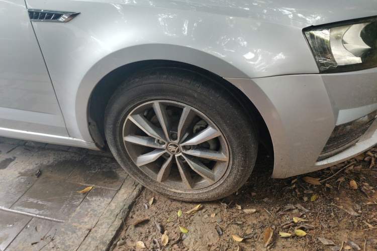 Used Skoda Octavia 2016 1.6L Manual Front-Wheel-Drive Version Right Front Wheel Hub