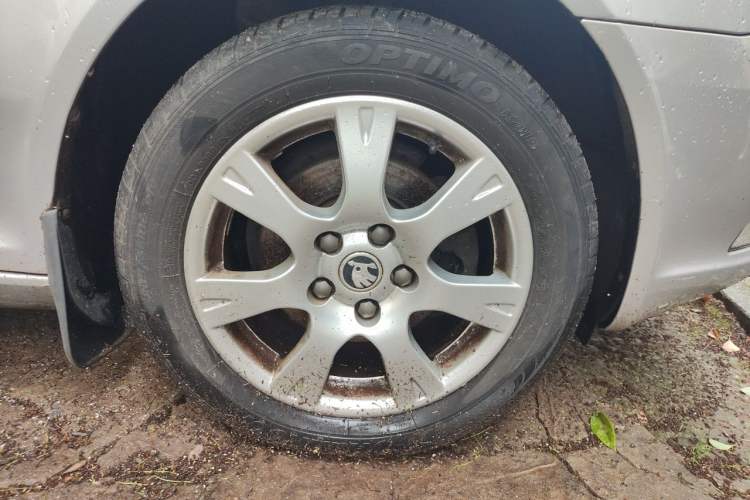Used Skoda Octavia 2016 1.6L Automatic Smart Drive Edition Right Front Wheel Hub