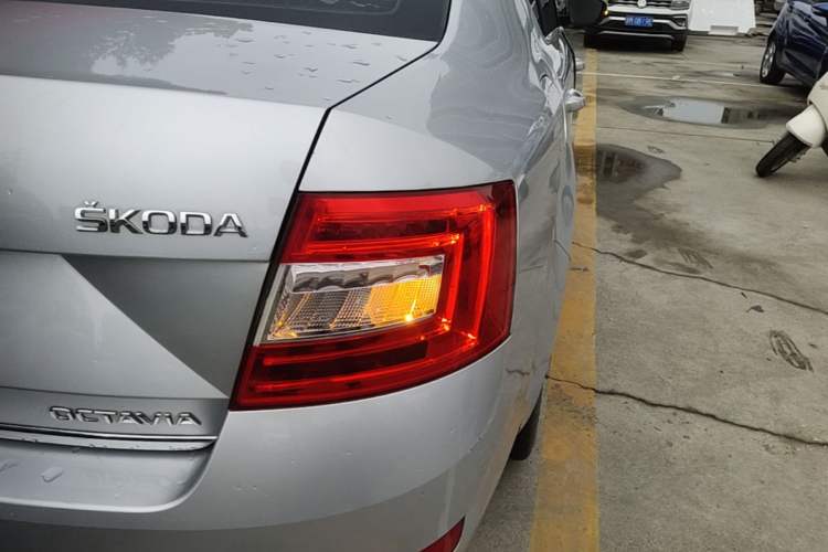 Used Skoda Octavia 2016 1.6L Automatic Smart Drive Edition Right Rear Taillight