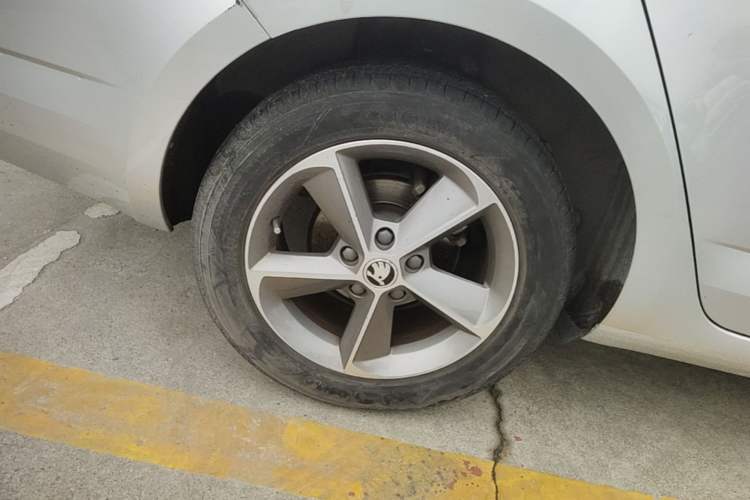 Used Skoda Octavia 2016 1.6L Automatic Smart Drive Edition Right Rear Wheel Hub