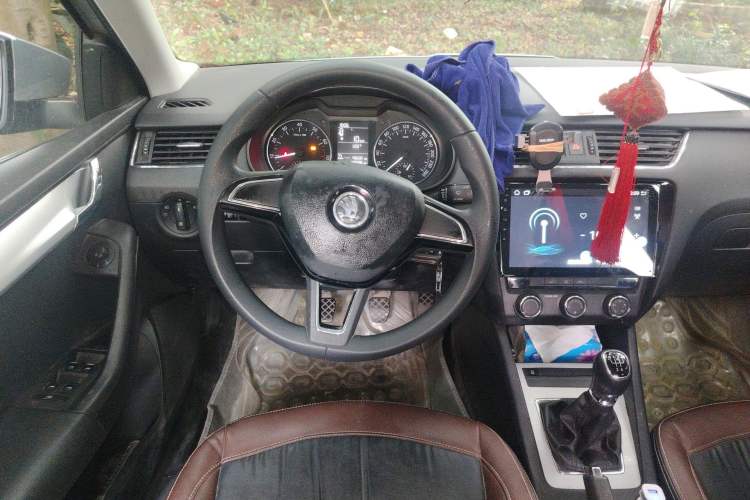 Used Skoda Octavia 2016 1.6L Manual Front-Wheel-Drive Version Steering Wheel