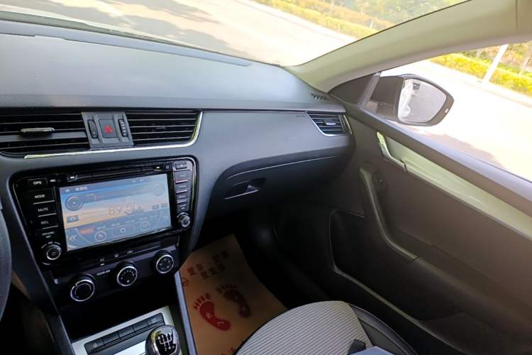 Used Skoda Octavia 2016 1.6L Manual Trend Edition Audio And AC Panel