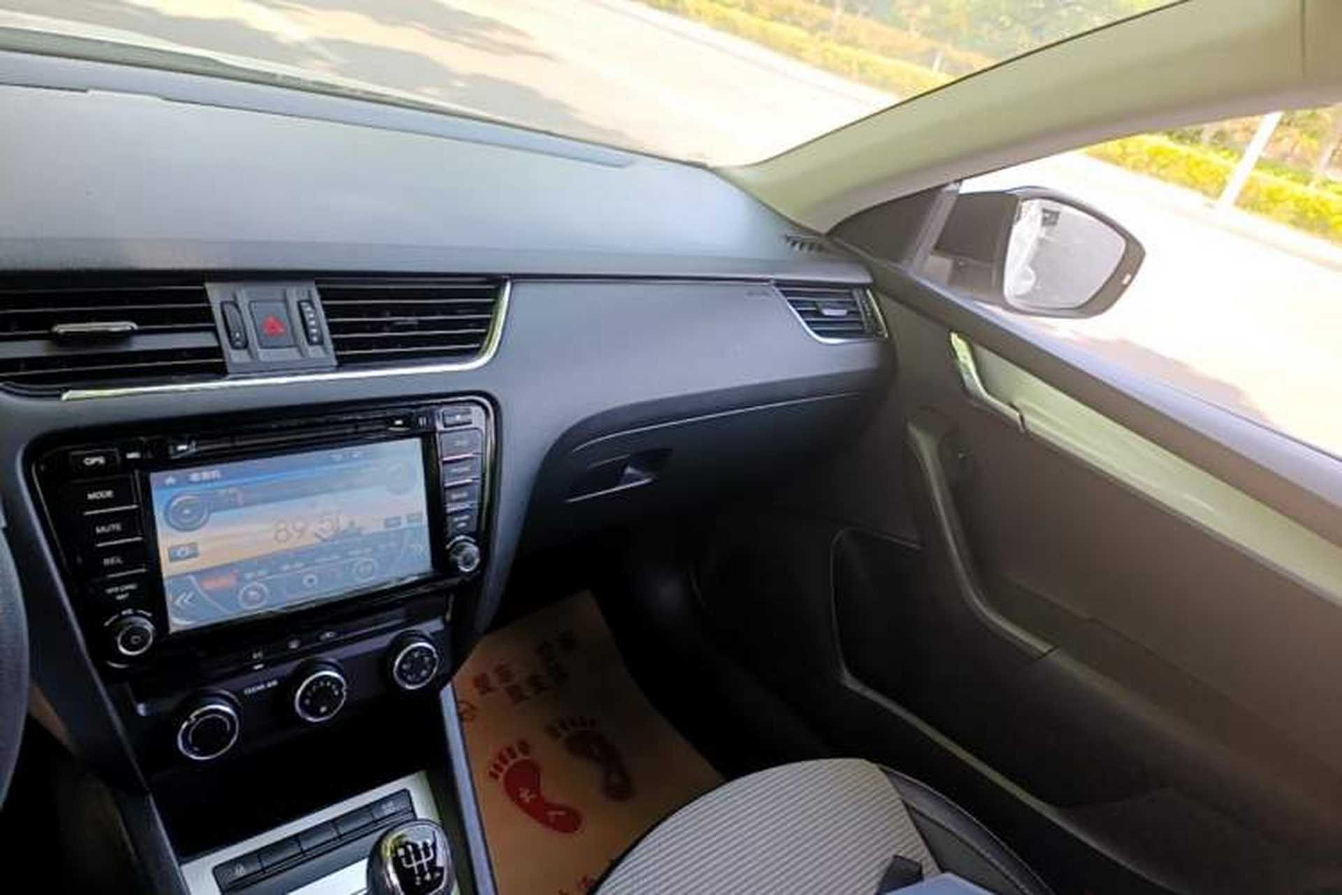Used Skoda Octavia 2016 1.6L Manual Trend Edition Audio And AC Panel