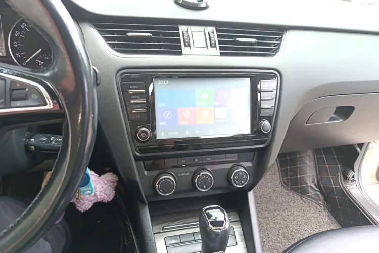 Used Skoda Octavia 2016 TSI280 DSG Smart Drive Edition Audio And AC Panel