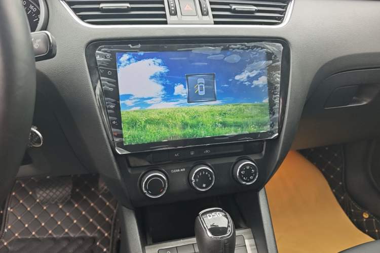 Used Skoda Octavia 2016 TSI280 DSG Smart Drive Edition Audio And AC Panel
