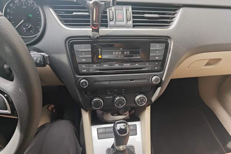 Used Skoda Octavia 2016 1.6L Automatic Chuanxing Edition Audio And AC Panel