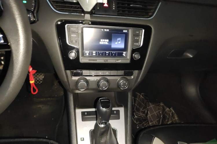 Used Skoda Octavia 2016 1.6L Automatic Chuanxing Edition Audio And AC Panel