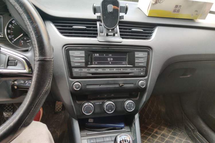 Used Skoda Octavia 2016 1.6L Manual Smart Drive Version Audio And AC Panel