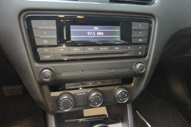 Used Skoda Octavia 2016 1.6L Automatic Chuanxing Edition Audio And AC Panel