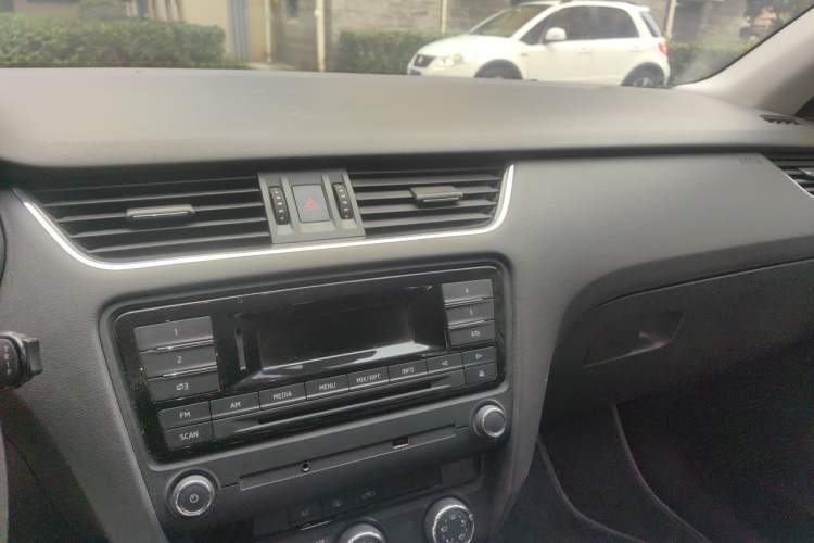 Used Skoda Octavia 2016 1.6L Automatic Chuanxing Edition Audio And AC Panel
