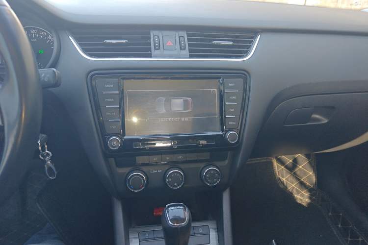 Used Skoda Octavia 2016 1.6L Automatic Smart Drive Edition Audio And AC Panel