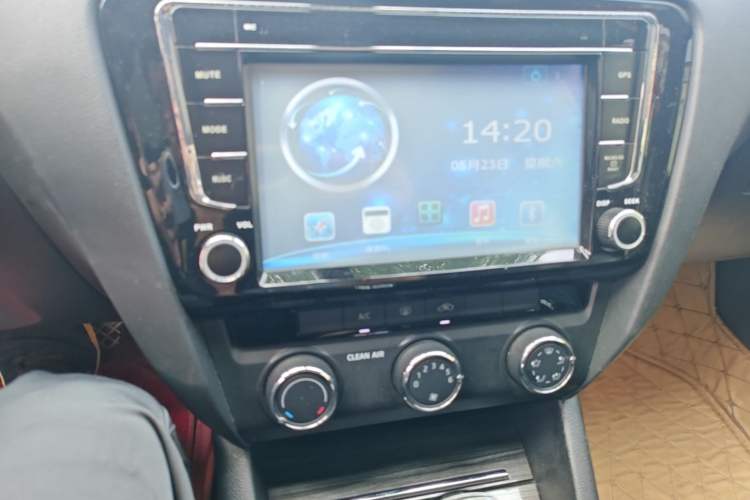 Used Skoda Octavia 2016 1.6L Automatic Smart Drive Edition Audio And AC Panel