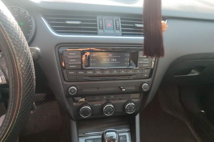 Used Skoda Octavia 2016 1.6L Automatic Smart Drive Edition Audio And AC Panel