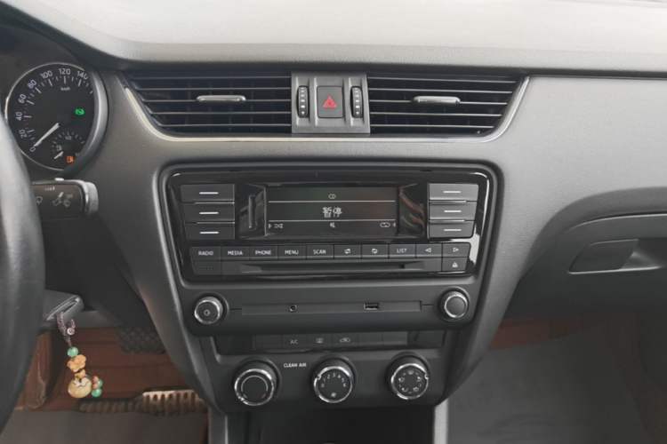 Used Skoda Octavia 2016 1.6L Automatic Smart Drive Edition Audio And AC Panel