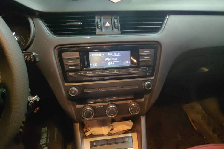 Used Skoda Octavia 2016 1.6L Manual Trend Edition Audio And AC Panel