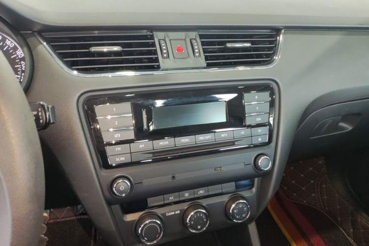 Used Skoda Octavia 2016 1.6L Automatic Chuanxing Edition Audio And AC Panel