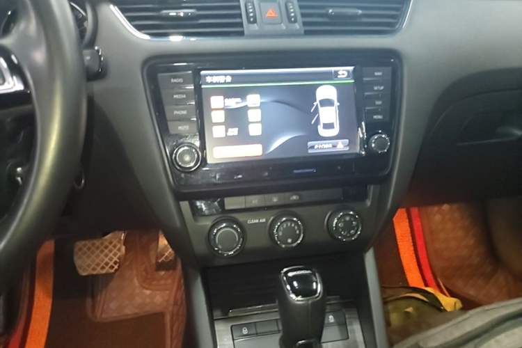 Used Skoda Octavia 2016 1.6L Automatic Smart Drive Edition Audio And AC Panel