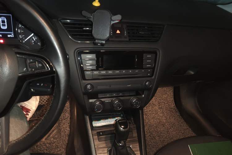 Used Skoda Octavia 2016 1.6L Automatic Smart Drive Edition Audio And AC Panel