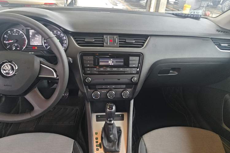 Used Skoda Octavia 2016 1.6L Automatic Chuanxing Edition Audio And AC Panel