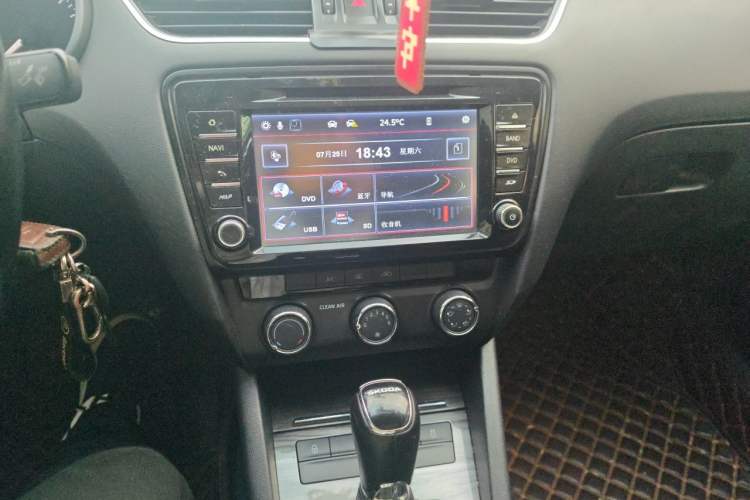 Used Skoda Octavia 2016 1.6L Automatic Smart Drive Edition Audio And AC Panel