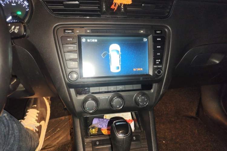 Used Skoda Octavia 2016 1.6L Automatic Smart Drive Edition Audio And AC Panel