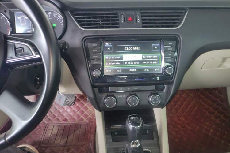 Used Skoda Octavia 2016 TSI280 DSG Smart Drive Edition Audio And AC Panel