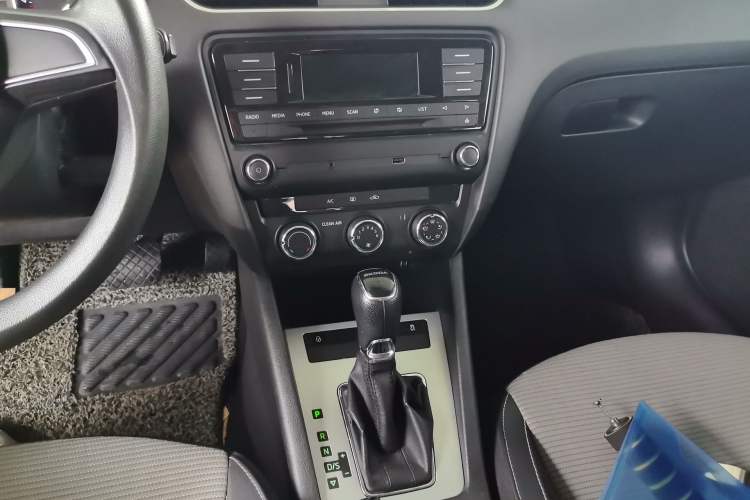 Used Skoda Octavia 2016 1.6L Automatic Chuanxing Edition Audio And AC Panel