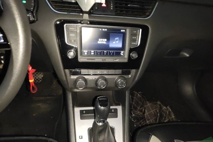 Used Skoda Octavia 2016 1.6L Automatic Chuanxing Edition Audio And AC Panel