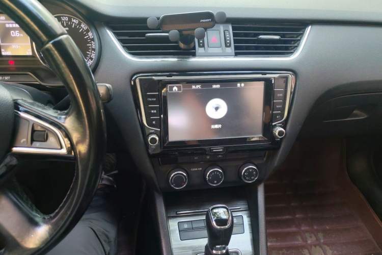Used Skoda Octavia 2016 1.6L Automatic Smart Drive Edition Audio And AC Panel