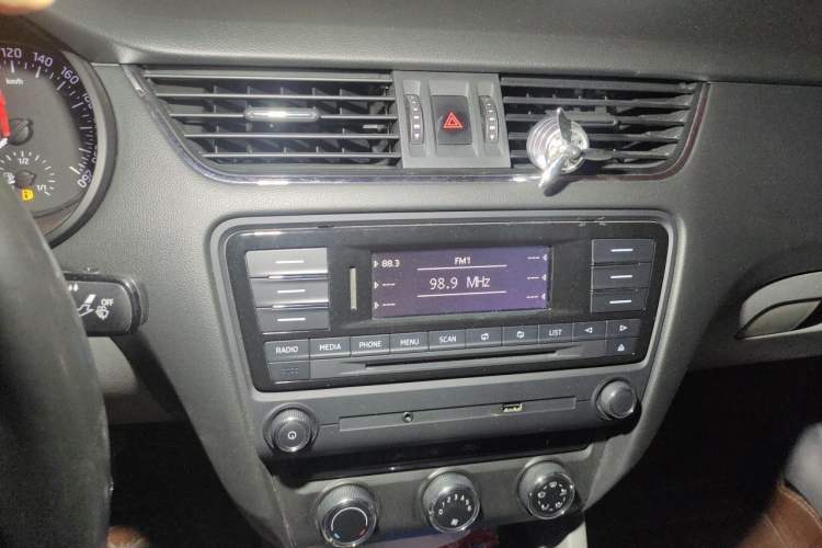 Used Skoda Octavia 2016 1.6L Automatic Smart Drive Edition Audio And AC Panel