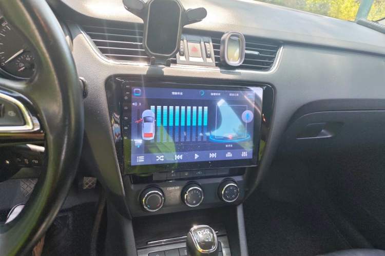 Used Skoda Octavia 2016 TSI280 DSG Smart Drive Edition Audio And AC Panel