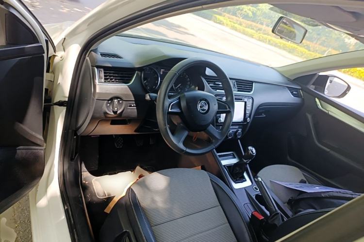 Used Skoda Octavia 2016 1.6L Manual Trend Edition Center Console