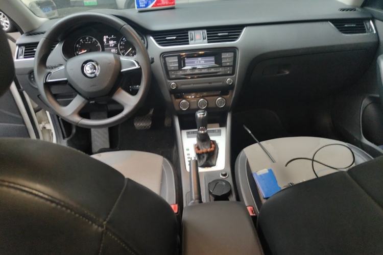 Used Skoda Octavia 2016 1.6L Automatic Chuanxing Edition Center Console