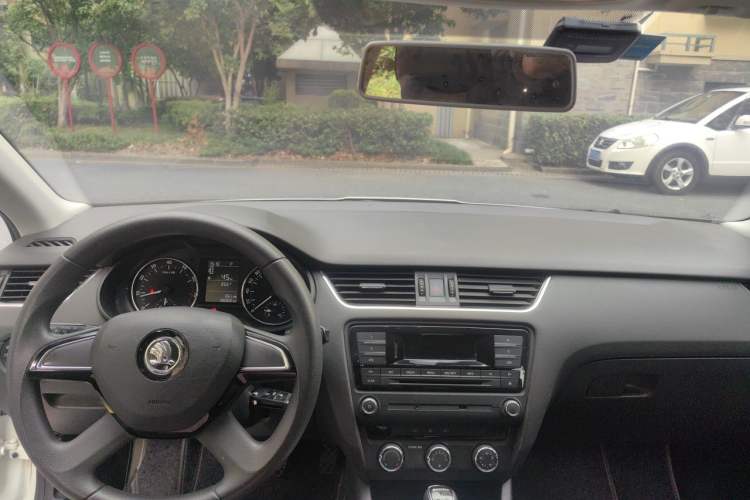Used Skoda Octavia 2016 1.6L Automatic Chuanxing Edition Center Console