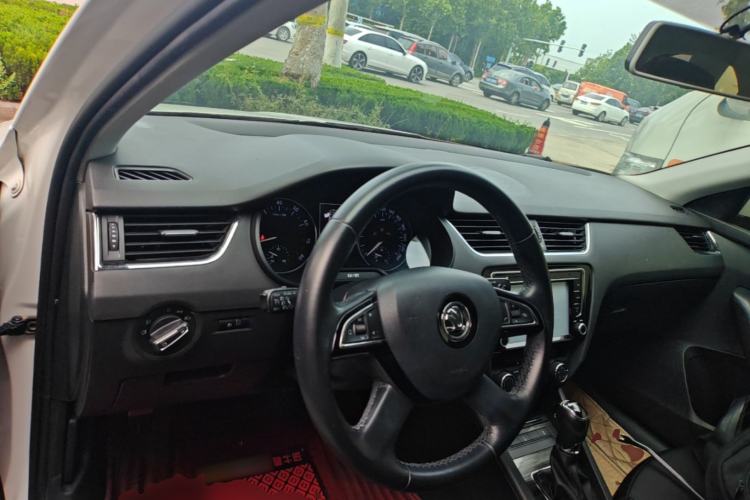 Used Skoda Octavia 2016 1.6L Automatic Smart Drive Edition Center Console
