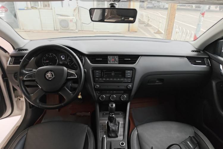Used Skoda Octavia 2016 1.6L Automatic Smart Drive Edition Center Console