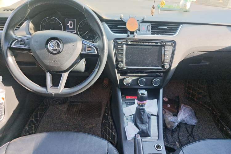 Used Skoda Octavia 2016 1.6L Automatic Smart Drive Edition Center Console