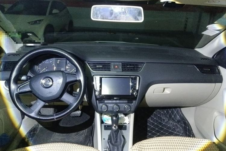 Used Skoda Octavia 2016 1.6L Automatic Chuanxing Edition Center Console