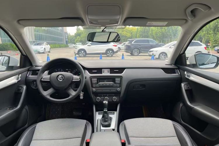 Used Skoda Octavia 2016 1.6L Automatic Chuanxing Edition Center Console