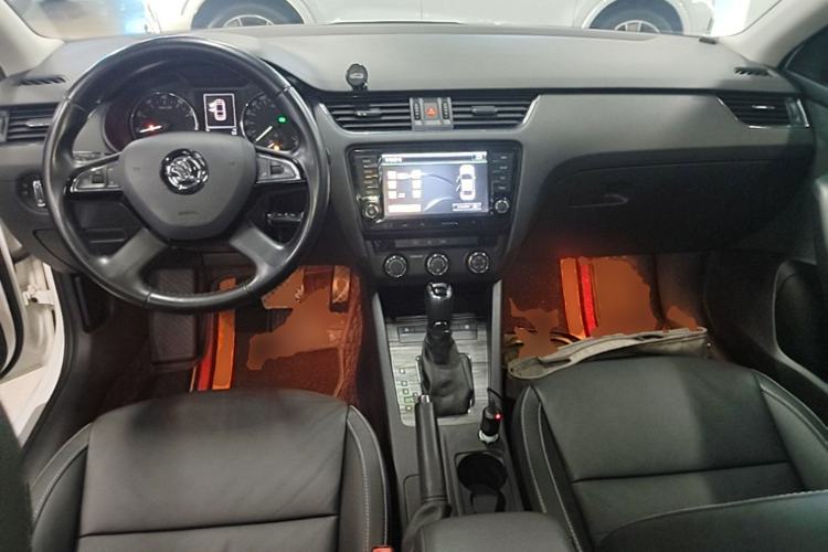 Used Skoda Octavia 2016 1.6L Automatic Smart Drive Edition Center Console