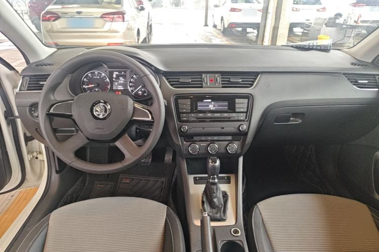 Used Skoda Octavia 2016 1.6L Automatic Chuanxing Edition Center Console